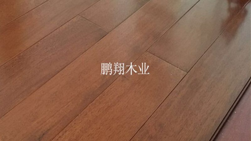 成都三层实木地板与强化地板的优劣对比解析